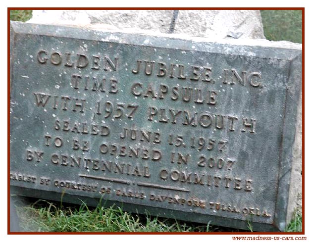 La plaque commémorative sur les pelouses du tribunal