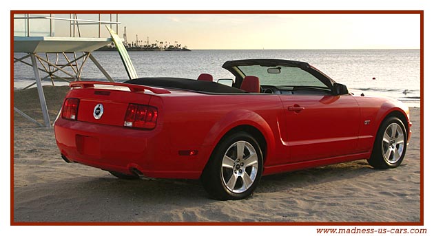 Ford Mustang Cabriolet 2006 L'int rieur profite du m me traitement alors 