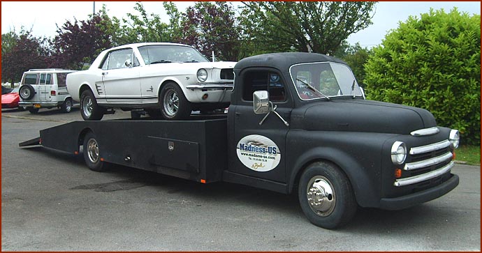 Le Madness Transporter, un camion plateau Dodge de 1950