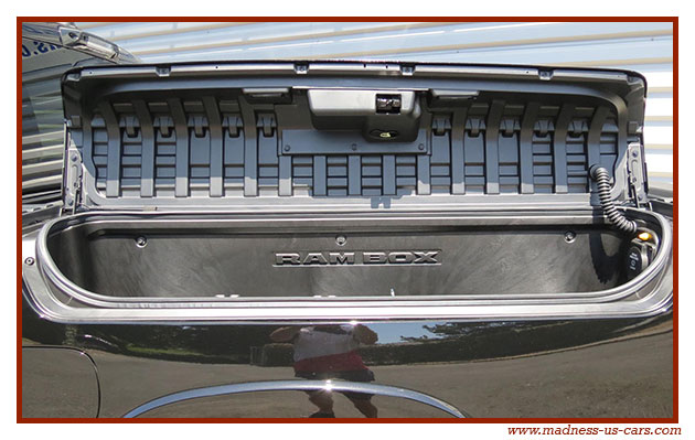 Dodge Ram 1500 Laramie Night Edition 4x4 2025